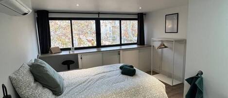 6 habitaciones, escritorio y tabla de planchar con plancha