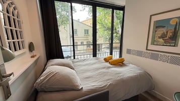 6 bedrooms, desk, iron/ironing board, travel cot