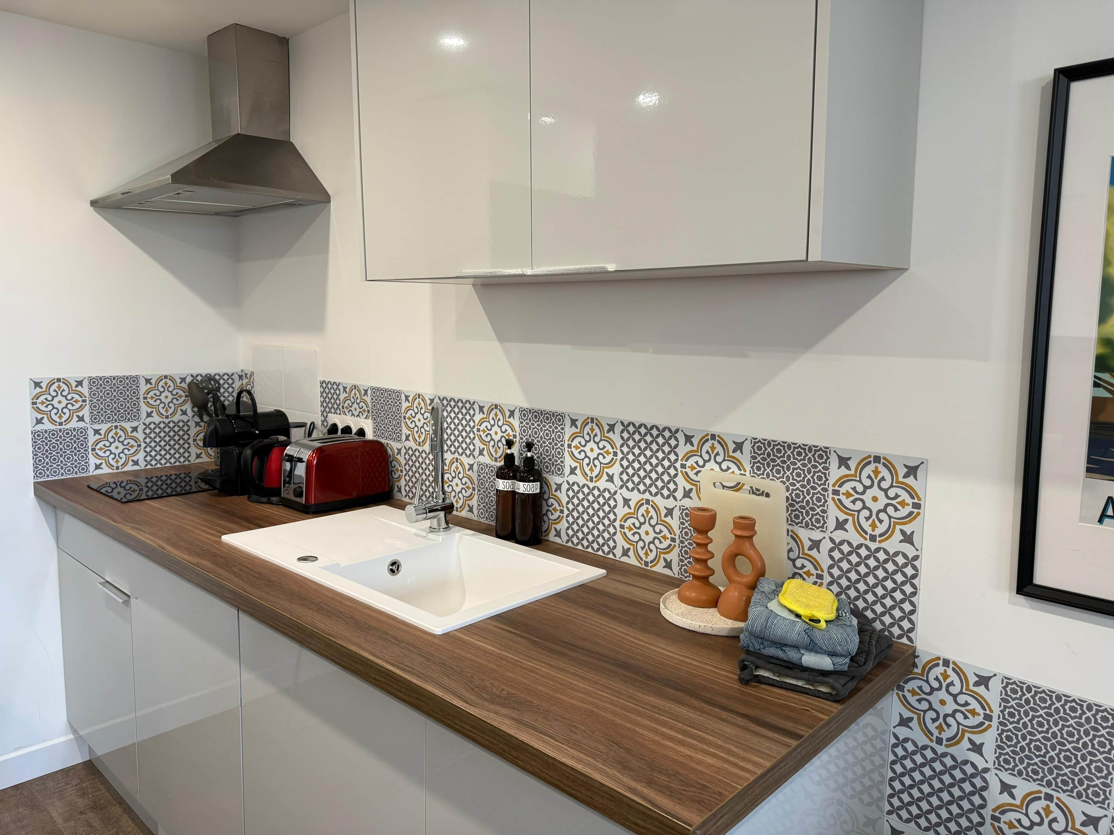 Réfrigérateur, micro-ondes, four, plaque de cuisson