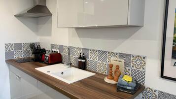 Een koelkast, een microgolfoven, een oven, een kookplaat