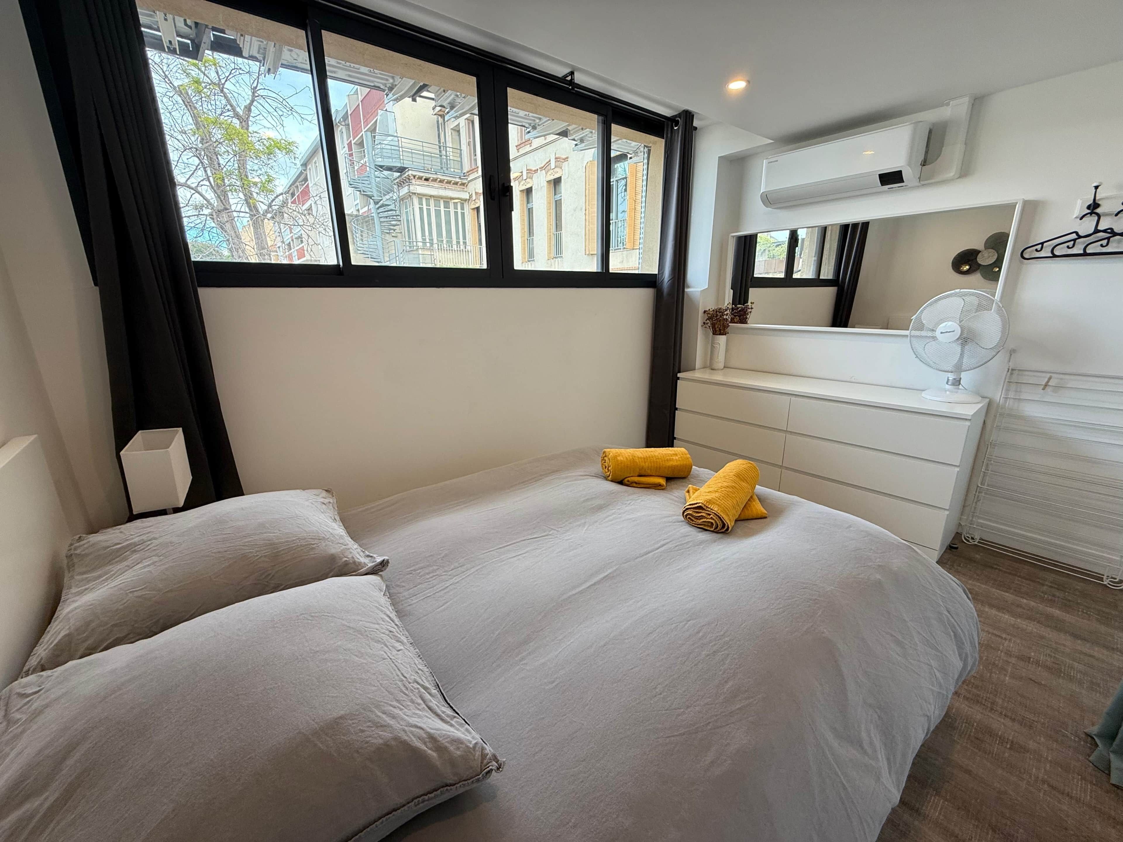 6 slaapkamers, een bureau, een strijkplank/strijkijzer, reisbedje