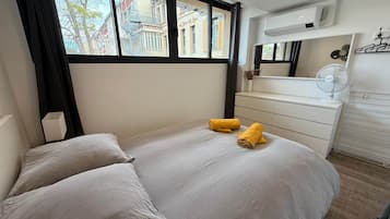 6 slaapkamers, een bureau, een strijkplank/strijkijzer, reisbedje