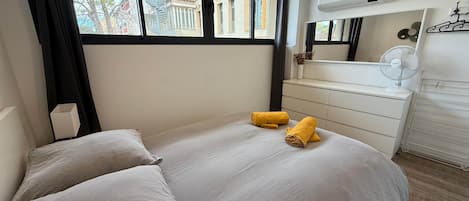 6 bedrooms, desk, iron/ironing board, travel cot