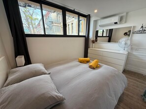 6 Schlafzimmer, Schreibtisch, Bügeleisen/Bügelbrett, Reisekinderbett