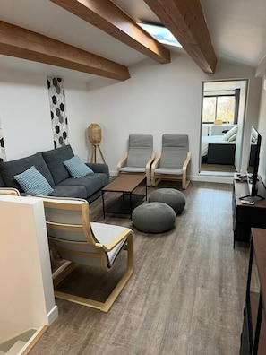 6 Schlafzimmer, Schreibtisch, Bügeleisen/Bügelbrett, Reisekinderbett