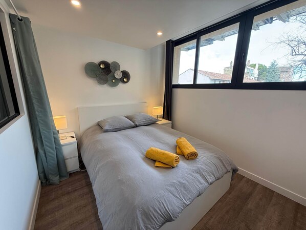 6 bedrooms, desk, iron/ironing board, travel crib