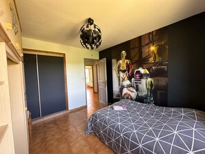 3 bedrooms, desk, iron/ironing board, WiFi