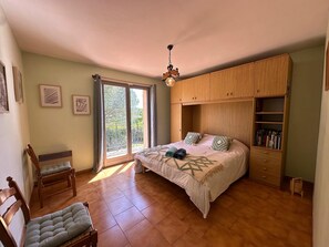 3 bedrooms, desk, iron/ironing board, WiFi