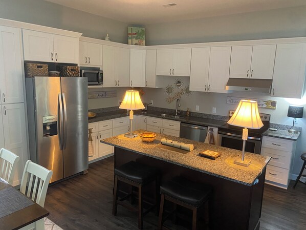 Een magnetron, een oven, een kookplaat, een vaatwasser