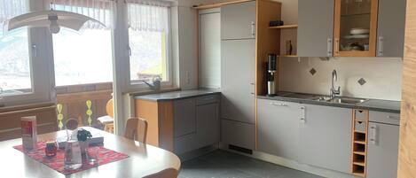 Kaffe-/temaskine, køleskab, mikrobølgeovn, ovn