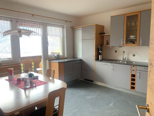 Fridge, microwave, oven, stovetop - Farm with small animals, beautiful and quiet location, with panoramic view (Latsch - Tarsch)