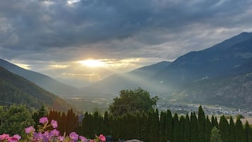 Paesaggio montuoso con una valle e una città in basso.