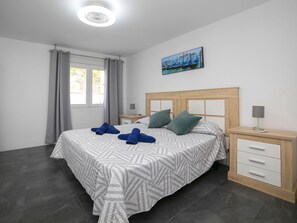 4 bedrooms, desk, iron/ironing board, WiFi