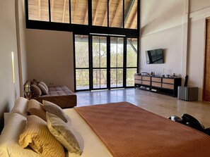 5 bedrooms, iron/ironing board, WiFi, bed sheets