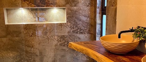 Douche, sĂšche-cheveux, serviettes fournies, savon
