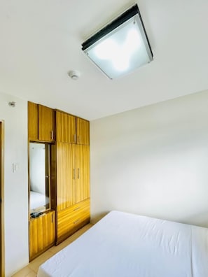 2 bedrooms, iron/ironing board, WiFi, bed sheets - Cozy 2BR Condo at One Spatial (Iloilo City)