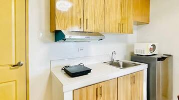 Frigorifero, microonde, piano cottura, lavastoviglie