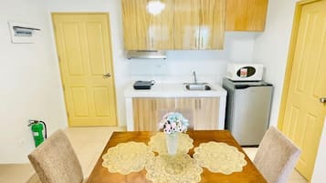 Frigorifero, microonde, piano cottura, lavastoviglie