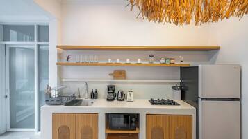 Villa - udsigt til pool | Privat køkken | Spisebord