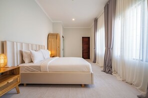 Villa, vue piscine | 3 chambres, coffres-forts dans les chambres, bureau, Wi-Fi gratuit