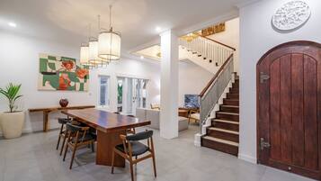 Villa - udsigt til pool | Opholdsområde | 43-tommers smart-tv med digitale kanaler, Netflix, streamingtjenester