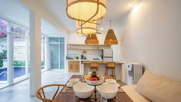 Villa - udsigt til pool | Spisestue