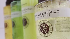 Een haardroger, handdoeken