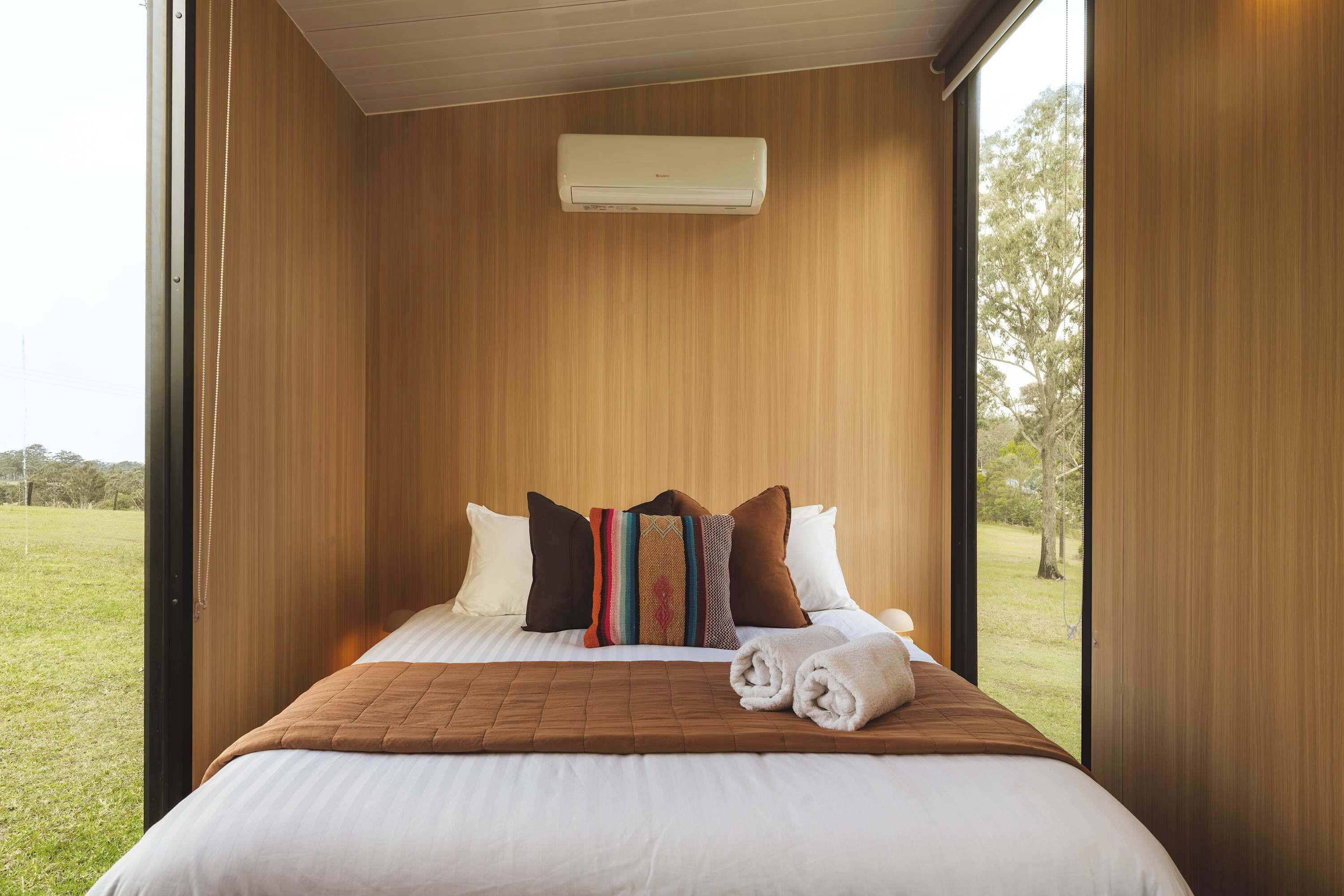 1 bedroom, bed sheets
