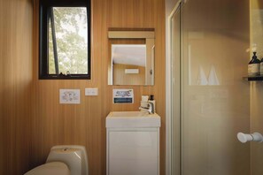 Een douche, gratis toiletartikelen, een haardroger, handdoeken