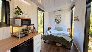 1 bedroom, WiFi, bed sheets - Jarrah Valley "Sunset" by Tiny Away (Bedfordale)