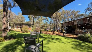 Outdoor dining - Jarrah Valley "Sunset" by Tiny Away (Bedfordale)