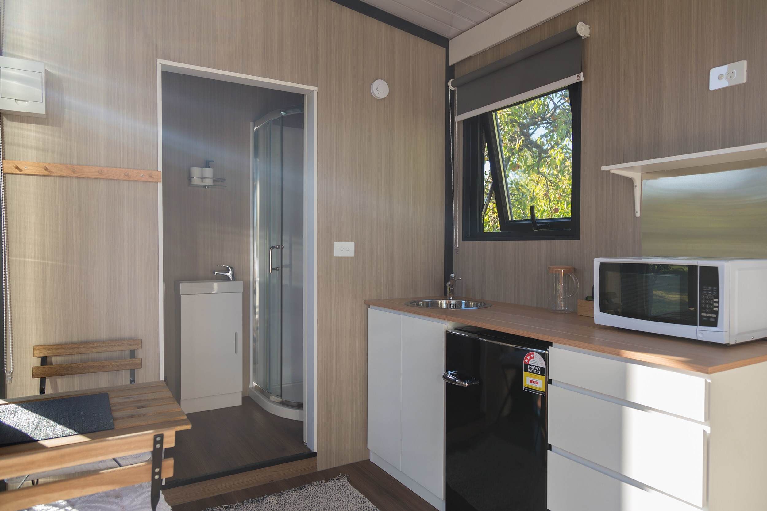 Kühlschrank, Mikrowelle, Herdplatte, Kochgeschirr/Geschirr/Besteck