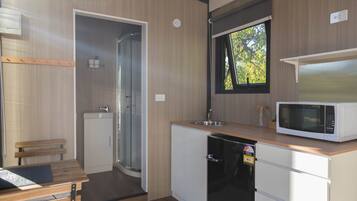 Refrigerador, microondas, parrilla de estufa y utensilios de cocina