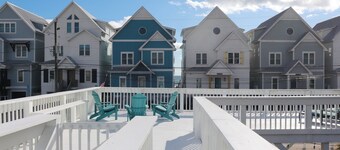 Cozy Retreat , steps to the beach, heated pool , gulf views & huge party Deck