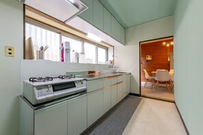 Réfrigérateur, four à micro-ondes, surface de cuisson