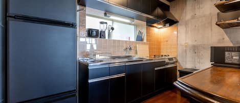 Fridge, microwave, stovetop, cookware/dishes/utensils