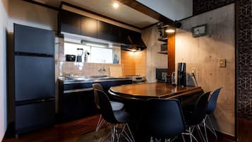 Geladeira, micro-ondas, cooktop, talheres/pratos/utensílios de cozinha
