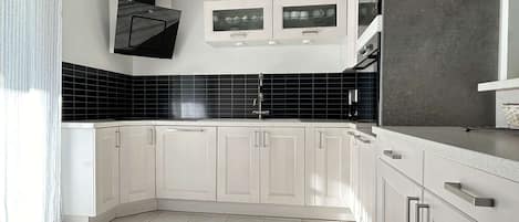 Fridge, oven, dishwasher, cookware/dishes/utensils