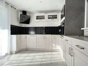 Kjøleskap, ovn, oppvaskmaskin og kjøkkenutstyr