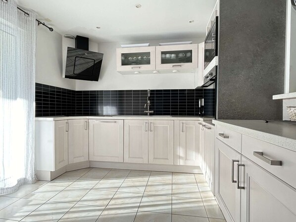 Kühlschrank, Ofen, Geschirrspüler, Kochgeschirr/Geschirr/Besteck