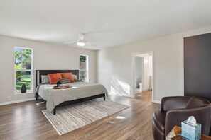 4 Schlafzimmer, Schreibtisch, Bügeleisen/Bügelbrett, Reisekinderbett