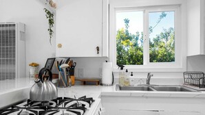 Cafetera y tetera, refrigerador, microondas y horno 