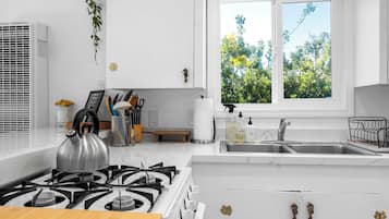 Coffee/tea maker, fridge, microwave, oven