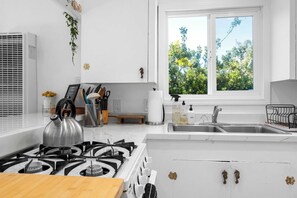 Coffee/tea maker, fridge, microwave, oven