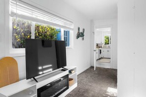 Interior - 1950's Surf Shack - 6 min walk to beach! (Santa Cruz)