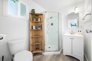 Shower, hair dryer, towels