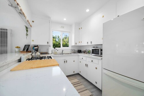 1950's Surf Shack - 6 min walk to beach!