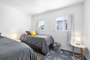 1 bedroom, iron/ironing board, travel crib, WiFi - 1950's Surf Shack - 6 min walk to beach! (Santa Cruz)
