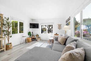 TV - 1950's Surf Shack - 6 min walk to beach! (Santa Cruz)