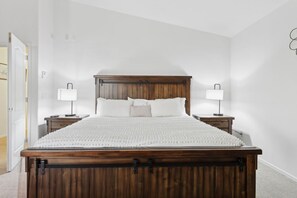 5 soverom, skrivebord, strykejern/-brett og reiseseng for barn